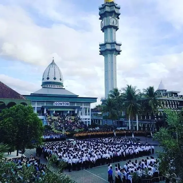 Ribuan santri berbaris di halaman depan masjid Gontor