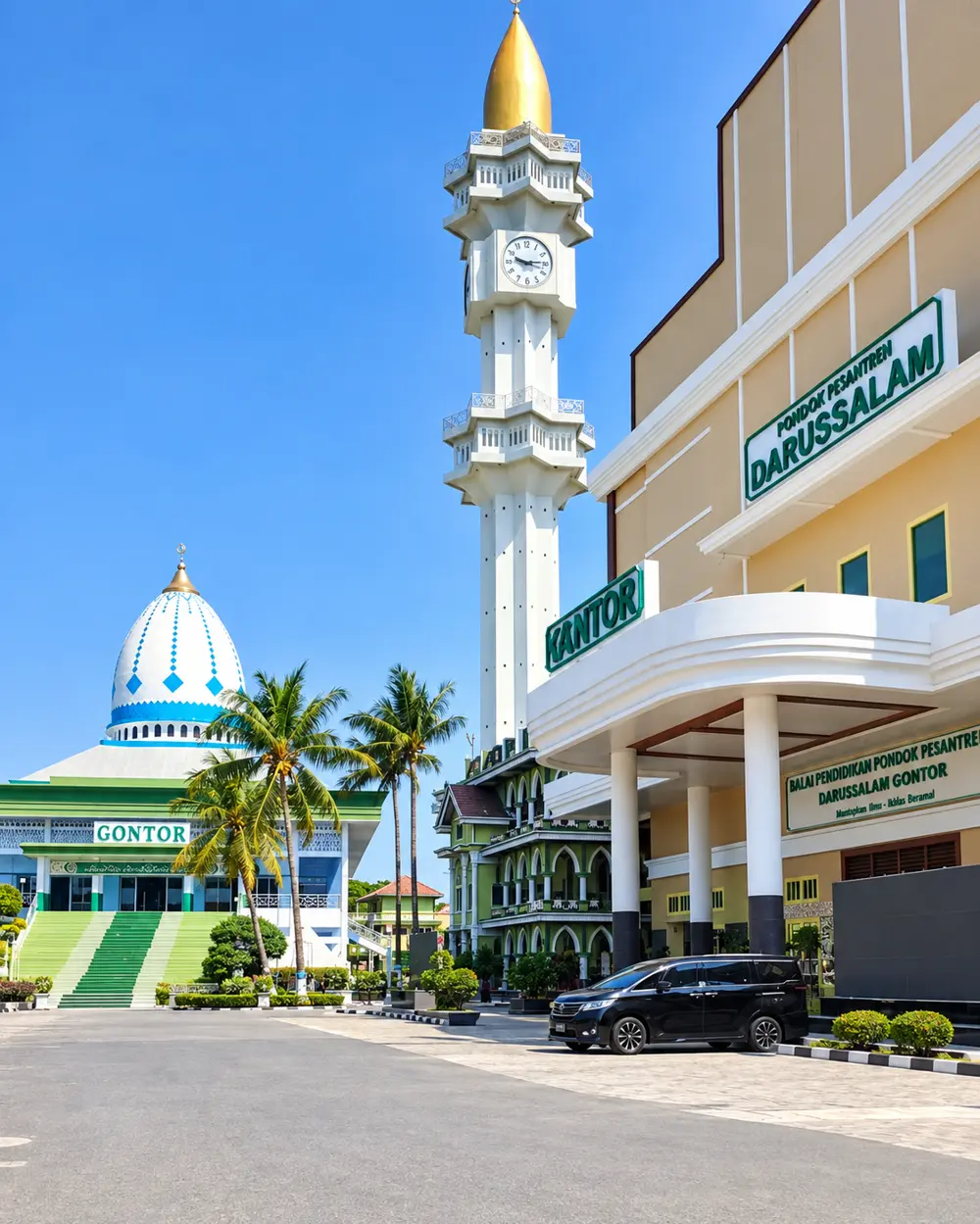 Menara jam dan gedung kantor Pondok Pesantren Darussalam Gontor