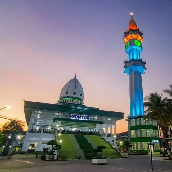 Masjid Jami Gontor dan menaranya bercahaya di waktu petang