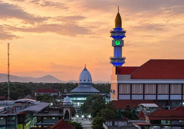 Menara dan kubah masjid Gontor berlatar langit senja