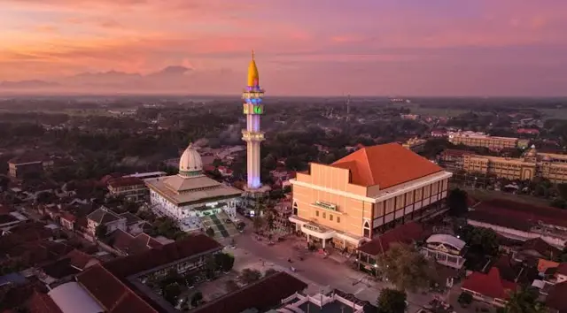 Pemandangan udara kompleks Pondok Modern Darussalam Gontor saat senja